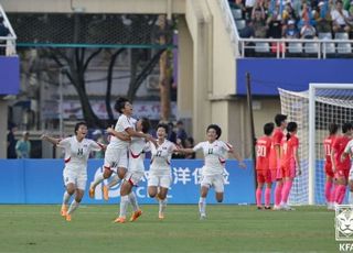 북한 징크스에 운 여자축구, 손화연 퇴장 속 4강행 실패 [항저우 AG]