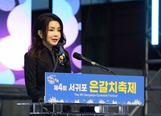 해녀들 만나고, 은갈치 회무침 나눠주고, 쓰레기 줍고…김건희 여사, 제주 곳곳 누볐다