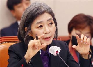 尹, 김행 거취 두고 '여론 예의주시'…신원식·유인촌엔 임명장 수여