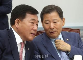 국민의힘 폭풍전야…의총 앞두고 임명직 당직자 전원 사표