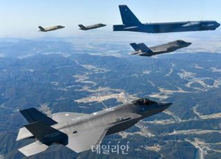 핵무장 가능 미국 전략폭격기 B-52 사상 첫 한국 착륙