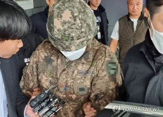 '흉기 난동' 군인, 군 경찰로 인계...범행 동기 질문에는 '묵묵부답'