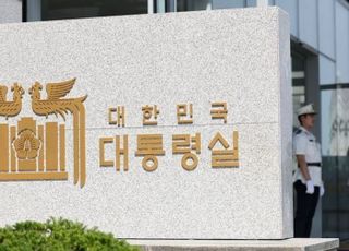 "빨리 지나가라" 했더니…대통령실 앞 경찰관 2명 흉기 피습, 70대 남성 체포