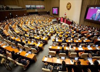 與 "친서민·건전 예산" 野 "국가 미래 포기"…尹 시정연설 엇갈린 반응