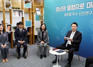 尹 "R&amp;D 예산, 수당처럼 공평히 나눠주는 것 아냐…연구할 곳에 지원"