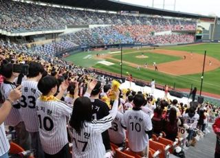 '거창한 청백전' LG팀, 1만3000여 관중 앞에서 트윈스팀에 승