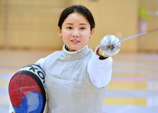 남현희, 피의자로 입건돼 경찰 소환…'전청조 공범' 질문에 '묵묵부답'