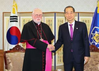 한덕수, 교황청 외교장관 만나 국제 정세 의견 교환