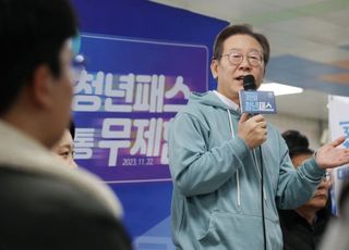 [현장] 지지자만 호응한 '청년패스' 간담회, 청년비하 논란 속 '2030 표심' 구애