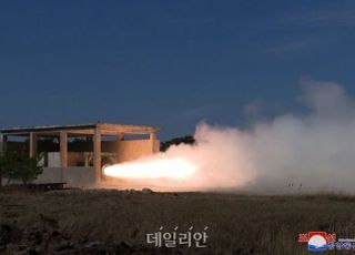 신형 미사일? ICBM?…북한, 위성 성공 자축한 날 '미사일 폭발'