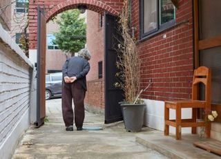 "서울 독거노인, 치매 사각지대…공적 돌봄체계 구축 시급, 신청해야만 제도 수혜 누리는 것도 문제"