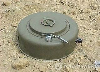 파주서 불도저 작업중 지뢰 추정 폭발물 터져…60대 남성 부상