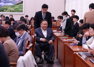 이상민 총선 앞 현역 1호 탈당…혁신계 도미노 이탈, 아직은 유보적