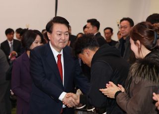 尹, 눈꽃 동행축제 찾아 중소기업·소상공인 위한 행보 "대기업 상생 당부"