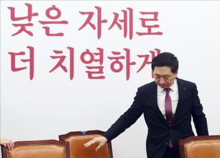 "내부총질 하지마" "X맨이냐"…'김기현 호위'하는 與 초선들