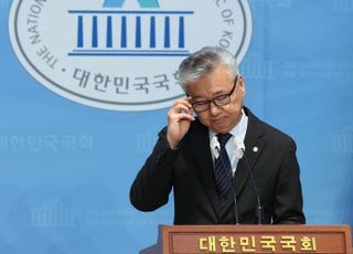 총선 불출마 홍성국 "후진적 정치 한계"…이원욱 "선한 정치인 민주당 이탈"