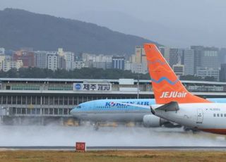 눈·바람에 발 묶인 제주공항…‘강풍·급변풍경보’ 항공기 왕복 16편 결항