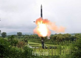 [속보] 군 "北, 장거리 탄도미사일 고각 발사…1000km 비행후 동해상 탄착"
