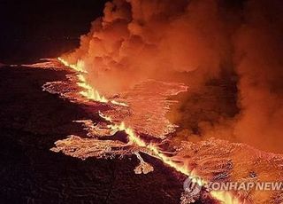 아이슬란드 화산 폭발...섬광 뒤 붉은 용암 ‘콸콸’