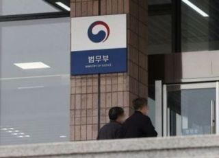 법무부 "한신대 유학생 강제 출국 빌미 제공? 조건부 비자 발급…이행 여부 점검 당연한 절차"