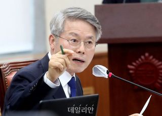 최강욱 '암컷' 이어 민형배 '불임정당'…與 "막말이 트렌드냐"