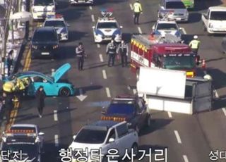 경기 수원서 역주행 BMW, 중앙선 넘어 3중 추돌 사고…4명 병원 이송