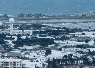 '폭설' 내린 제주, 항공기 결항에 눈길 사고 속출