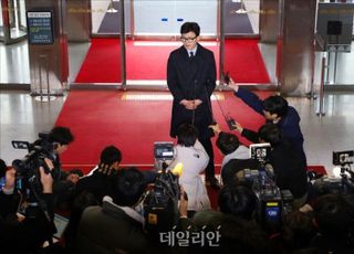 민주당 "한동훈 나와서 땡큐" 반색…일각선 '검사 대 피의자' 구도 우려