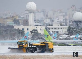 '22일 오후 3시까지'…제주공항 제설작업으로 항공기 운항 '올스톱'