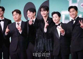 '1박 2일', 'KBS 연예대상' 대상…'홍김동전' 홍진경·​주우재 눈물의 수상