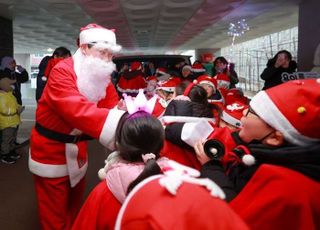 '산타 할아버지' 이상일, 드림스타트 합창단 16명 아이들과 ‘한부모 가정’ 방문