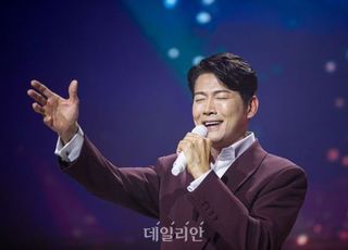 김용필, 밥 먹는 ‘디너쇼’여야 했던 기막힌 이유…‘완숙한’ 돌잔치 [홍종선의 연예단상㉟]