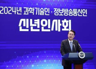 윤 대통령 "R&amp;D 예산 대폭 확대…과학기술수석 신설"