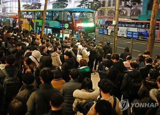 명동입구 '광역버스정차 대란'에…서울시 "이달 말까지 표지판 운영 유예"