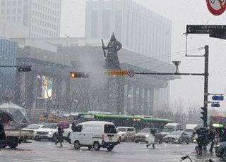 "퇴근시간대 지하철·시내버스 집중 배차"…'대설' 서울시, 제설대책 2단계 대응