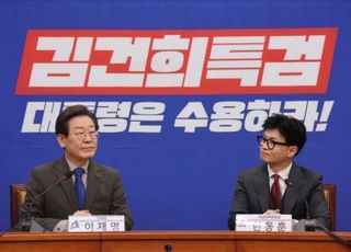 '차기 대권' 양자대결…이재명 45.5% 한동훈 43.1% '박빙' [데일리안 여론조사]