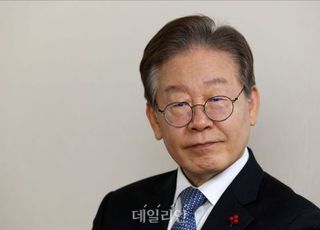 피습 후 회복 중인 이재명 "문익환 이정표 따라 민주주의·평화번영으로"