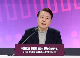 [속보] 윤 대통령 "반도체 투자 세액공제, 효력 연장…앞으로 계속"