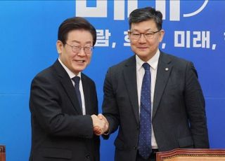당내 통합 요구에도…이재명, '홍위병' 김남근 변호사 인재로 영입