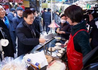 김동연, 설 앞두고 전통시장 잇따라 방문 '상인들과 간담회'