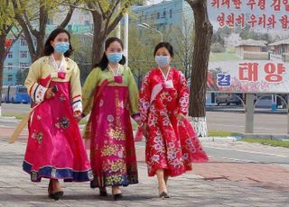 "내 남편은 쓸모없는 멍멍개" 돈 벌고 달라진 北 여성들