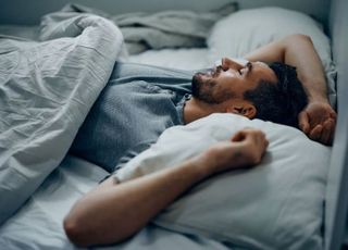 ‘만세’하고 자는 게 편하다면...수면 자세가 알려주는 질환
