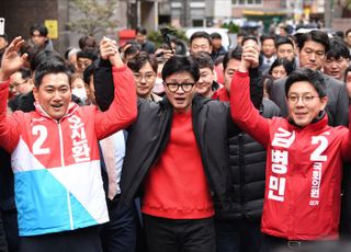 광진구 찾아 오신환-김병민 손 들어올린 한동훈 국민의힘 비대위원장