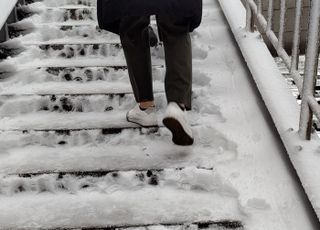 전국에 눈폭탄…출근길 지하철까지 지연 운행