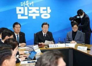 당사로 피난 간 이재명 "노웅래, 단식한다고 상황 바뀌지 않아"