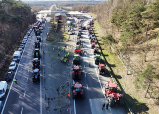 폴란드, 농민 트랙터 시위에 "우크라와 국경 폐쇄 논의"