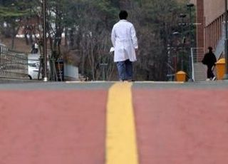 경북대 교수 첫 사직서 "나는 외과 의사 그만 둔다…숨는 모습 부끄러워"