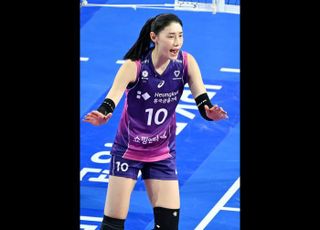 ‘김연경 36득점’ 흥국생명, 현대건설 끌어내리고 다시 선두 탈환