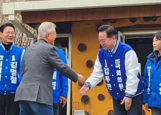 [현장] 김두관, 평산마을 찾아 文과 차담회…'문심'으로 '김태호 바람' 차단 시도