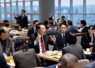 "의료개혁·늘봄학교 반드시 성공"…윤 대통령, 담당 공무원 '애로사항' 청취